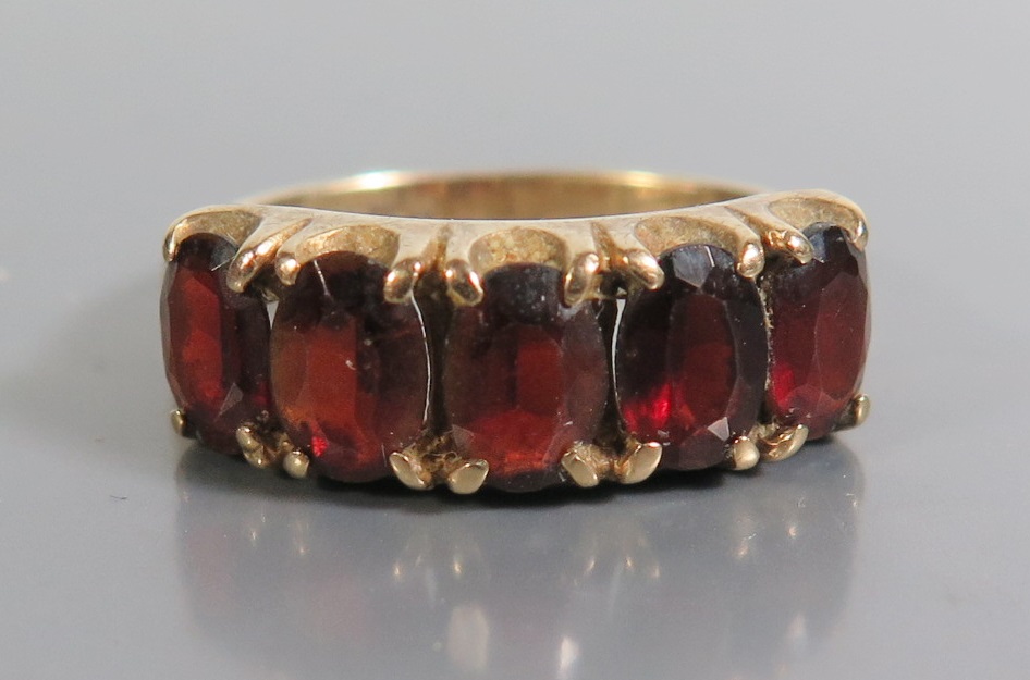 A 9ct Gold and Garnet Ring, size M.5, 2.5g