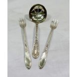 An Edwardian decorative silver spoon, Sh