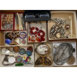 A small quantity of jewellery including a Victorian cameo brooch,