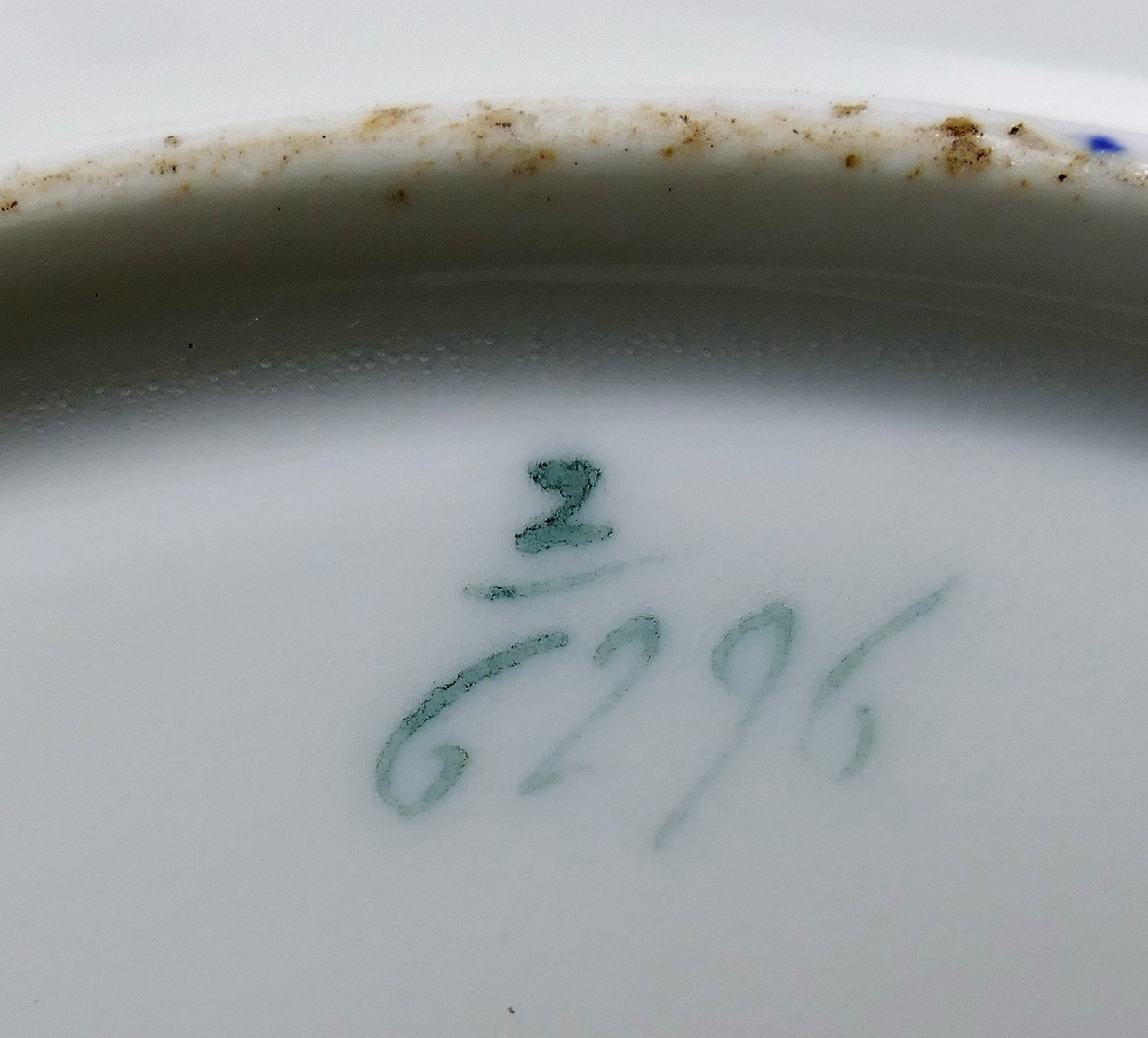 An 18th century porcelain bowl with gadrooned moulding, cobalt blue border and gilt detail, - Image 2 of 3