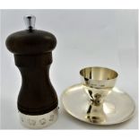 A George VI silver egg cup on stand, Sheffield 1943, 9.5cm diameter, 2.59ozt, 80.