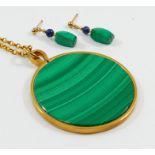 A 9 carat gold and malachite disk pendant, 4.