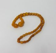 An amber bead necklace, approx 35gms.