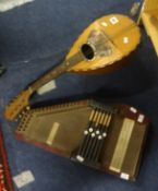 A vintage mandolin and a auto harp (2).
