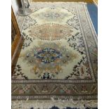 Pattern floor rug, approx 250cm x 166cm