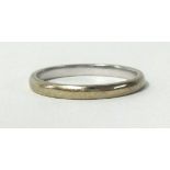 A 9ct white gold wedding band, finger size M.