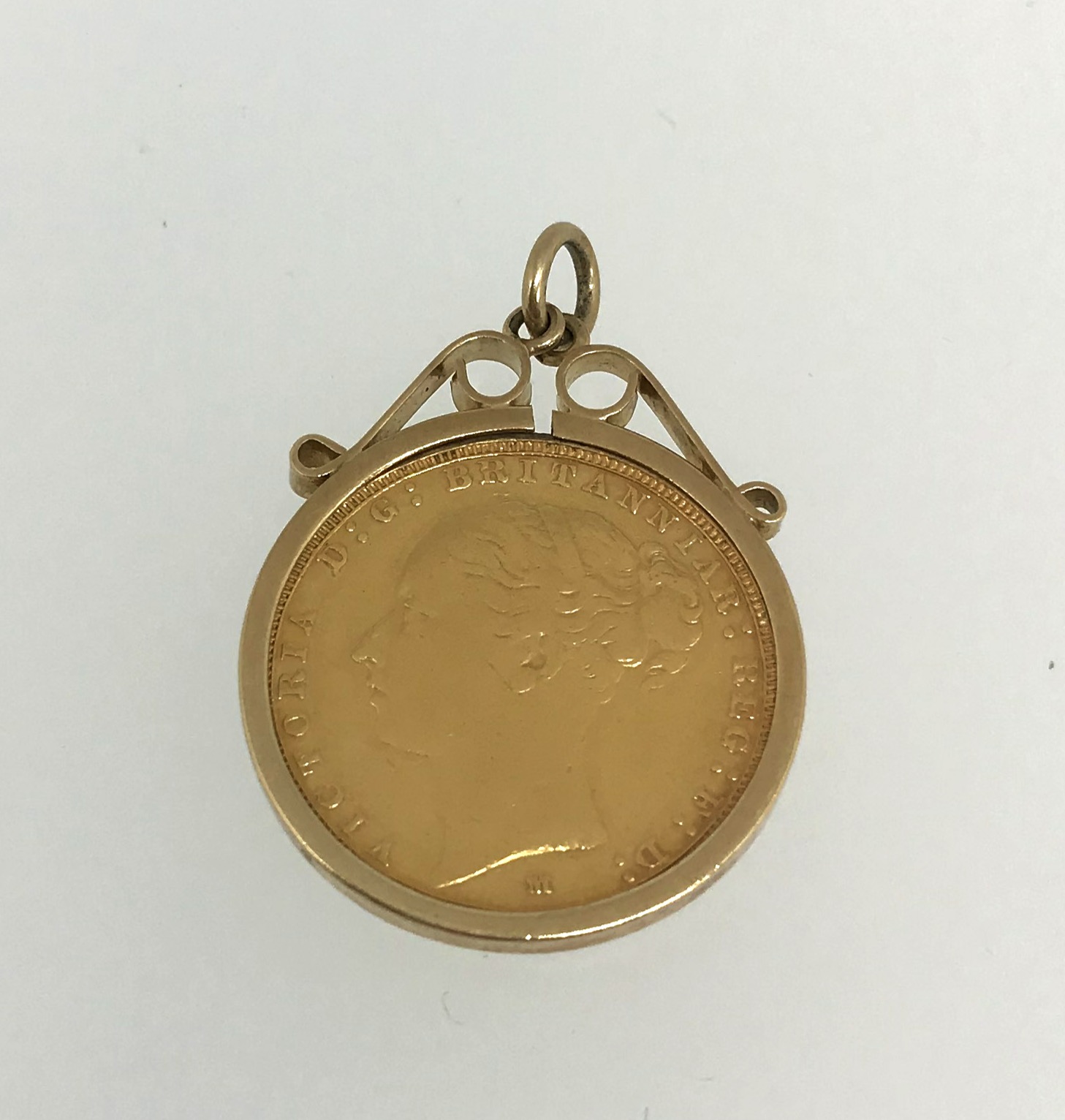 Victoria, 1886 sovereign, bunhead, M, mounted as a pendant, total weight 9.8gms.