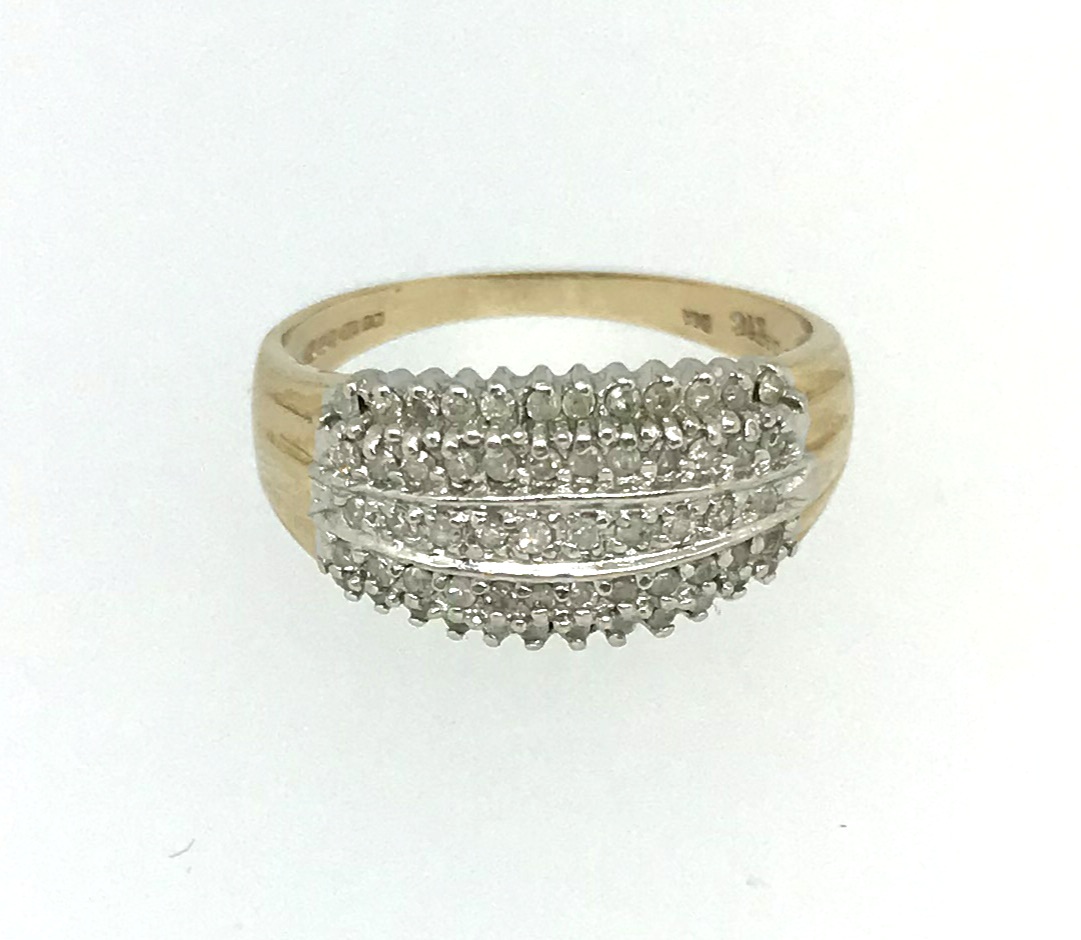 A 9ct diamond set ring/