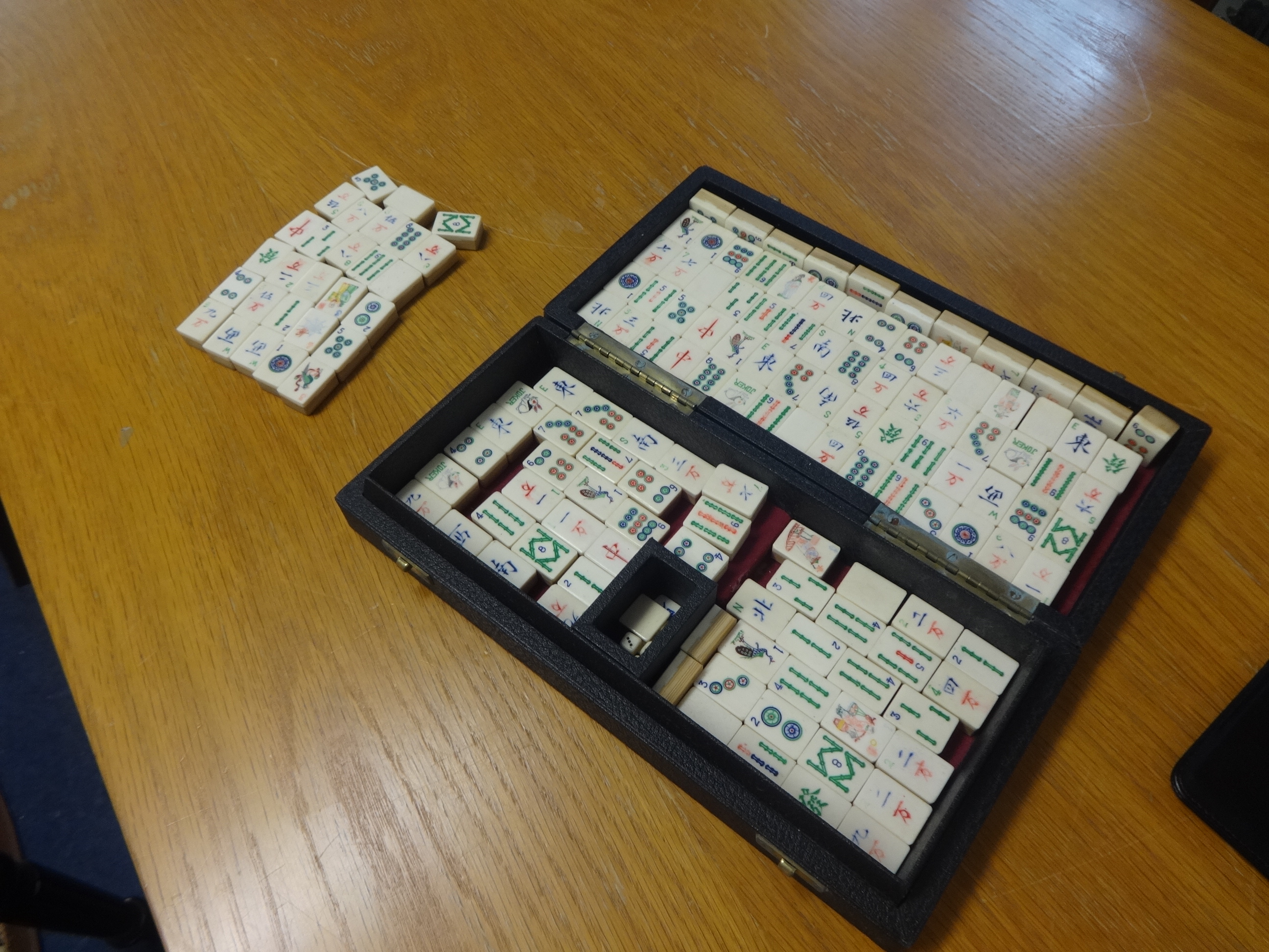 A collection of Old English coins including proof coins, decimal sets, also a Mahjong set in - Image 6 of 9