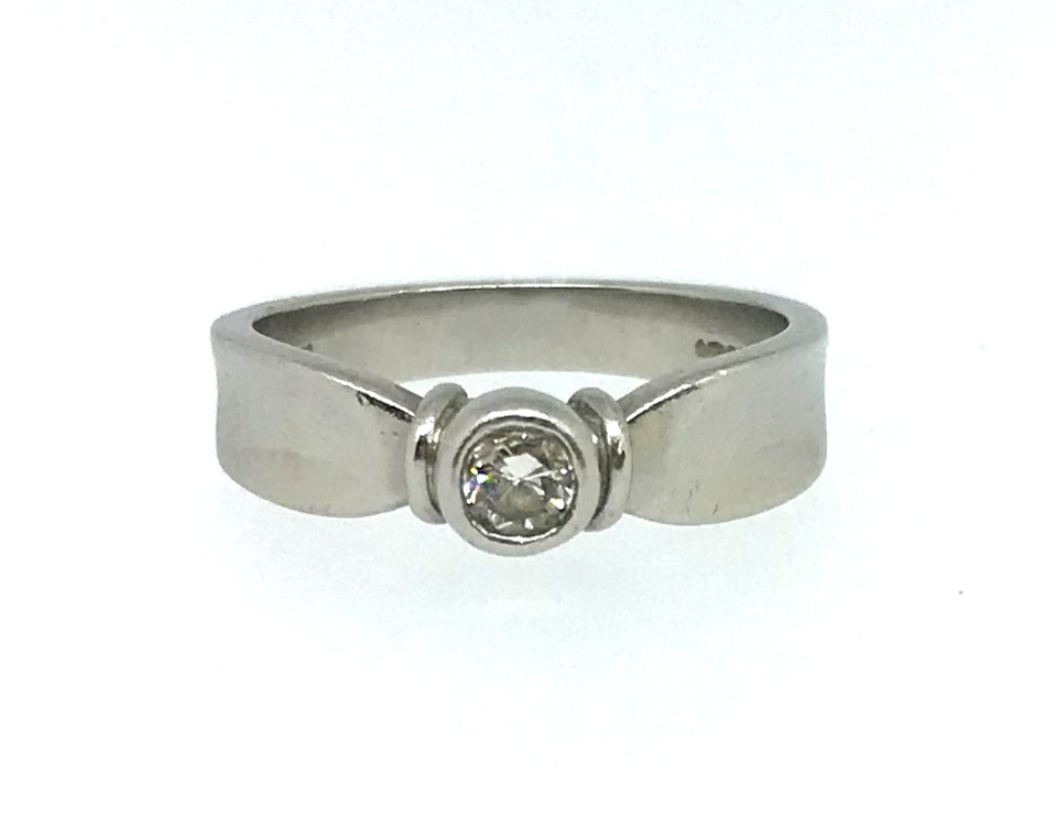 A platinum single stone diamond ring, ring size M, approx 6.6gms.