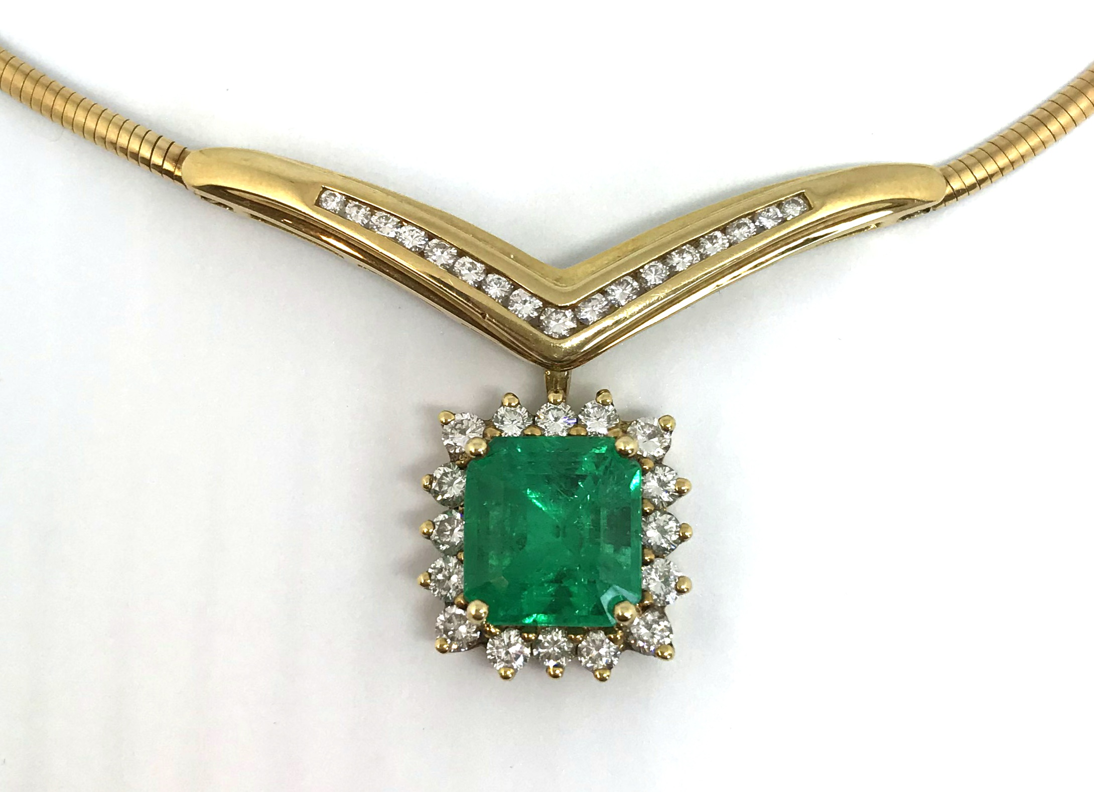 A fine emerald and diamond cluster drop pendant set in 18ct yellow gold attached to a herringbone - Image 5 of 5