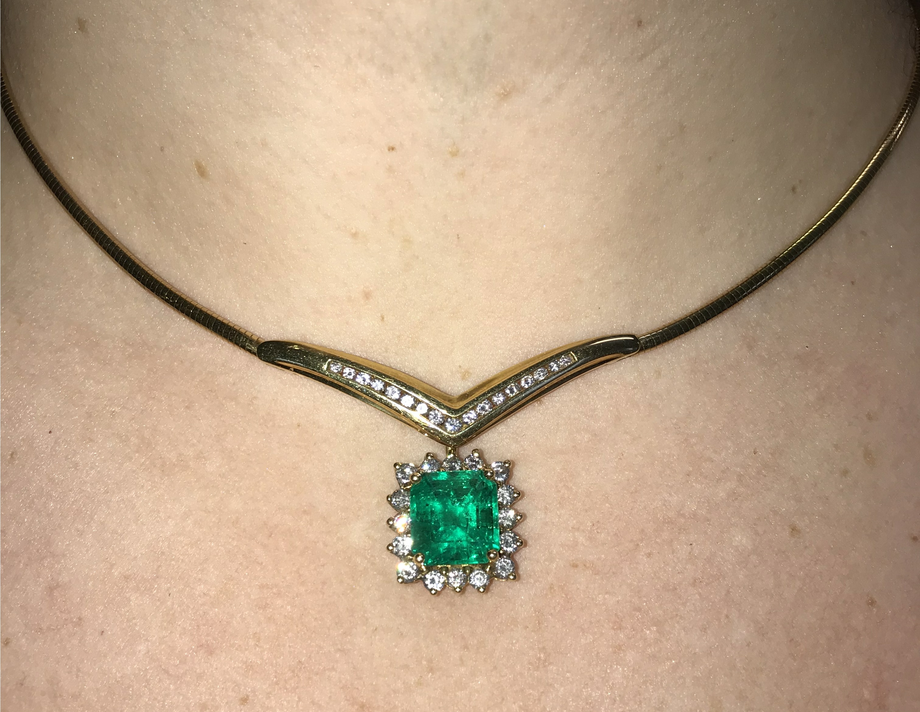 A fine emerald and diamond cluster drop pendant set in 18ct yellow gold attached to a herringbone - Image 2 of 5