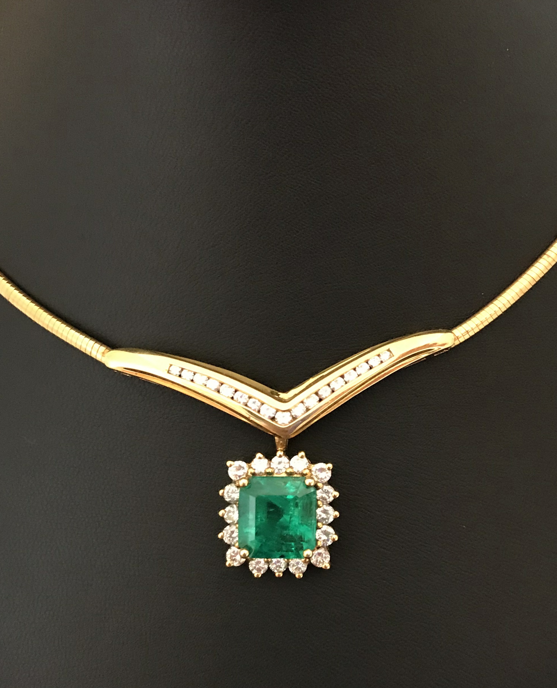 A fine emerald and diamond cluster drop pendant set in 18ct yellow gold attached to a herringbone - Image 4 of 5