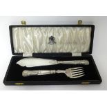 Mappin and Webb, a pair of silver fish servers in fitted case.