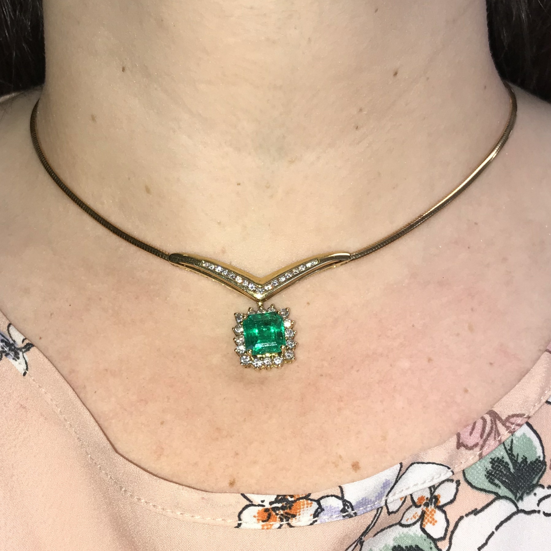 A fine emerald and diamond cluster drop pendant set in 18ct yellow gold attached to a herringbone - Image 3 of 5