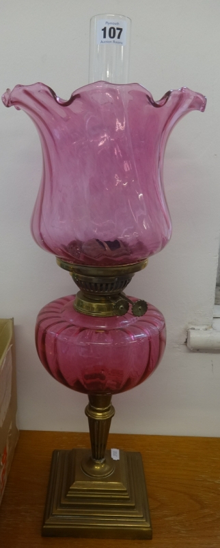 A oil lamp with cranberry glass reservoir and shade on brass stepped base, overall height to top - Bild 2 aus 2