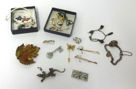 Assorted costume jewellery.