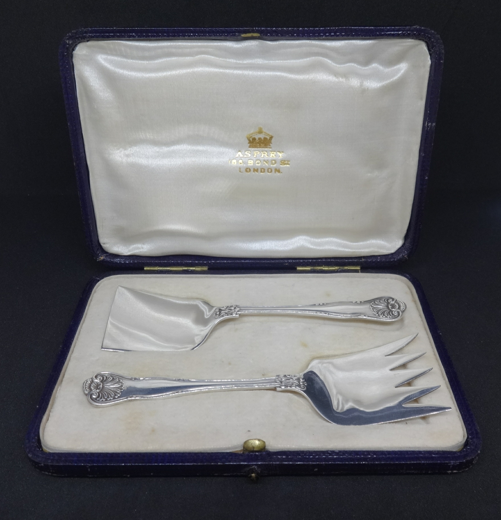 Asprey, a pair of Edwardian silver fork and pusher with shell and thread design, maker 'CA/GA' circa