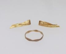 A pair of 14ct gold earrings and a 9ct wedding band.