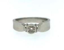 A platinum single stone diamond ring, finger size M, approx 6.6gms.