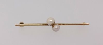 18ct gold bar brooch set with two pearls, 3.8gms