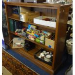 An oak free standing open bookcase with adjustable shelves, width 139cm, height 122cm.