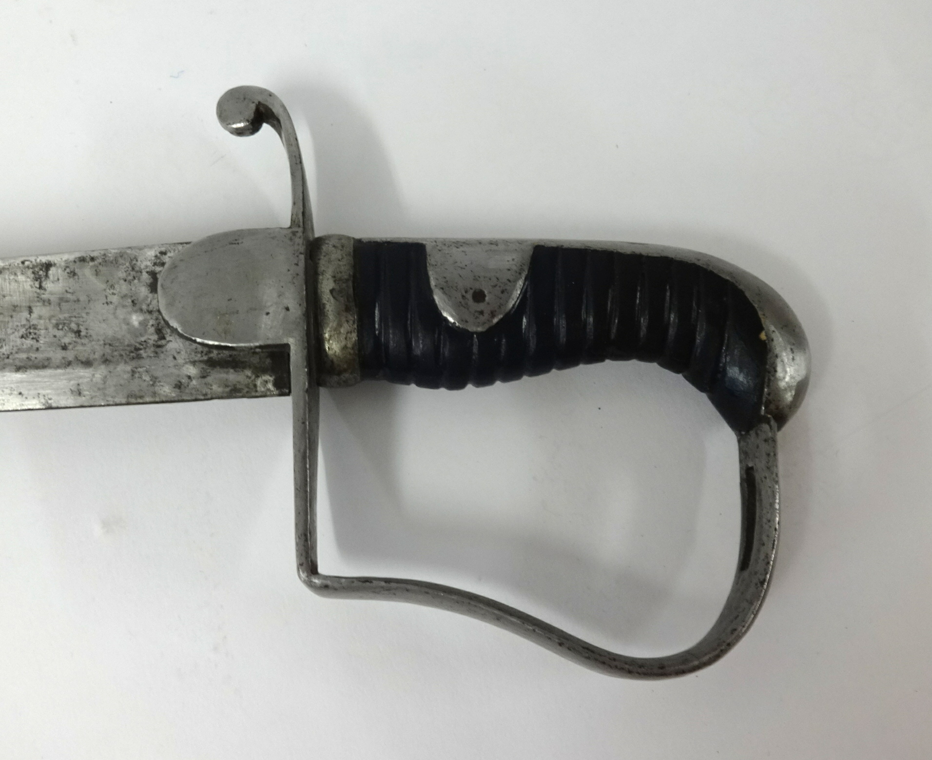 A British 1796 pattern light cavalry troopers sabre and scabbard with stirrup hilt by Osborne. - Image 2 of 5