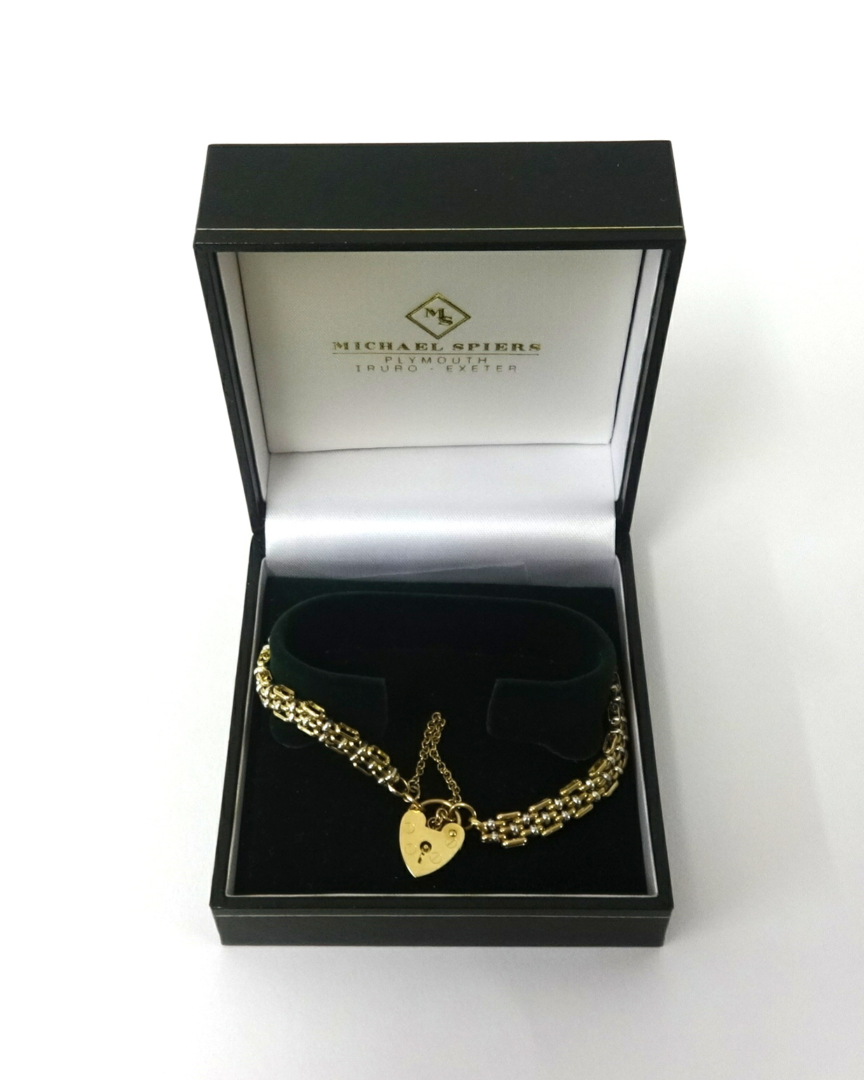 A 9ct gold bracelet with a locket clasp, approx 16gms.