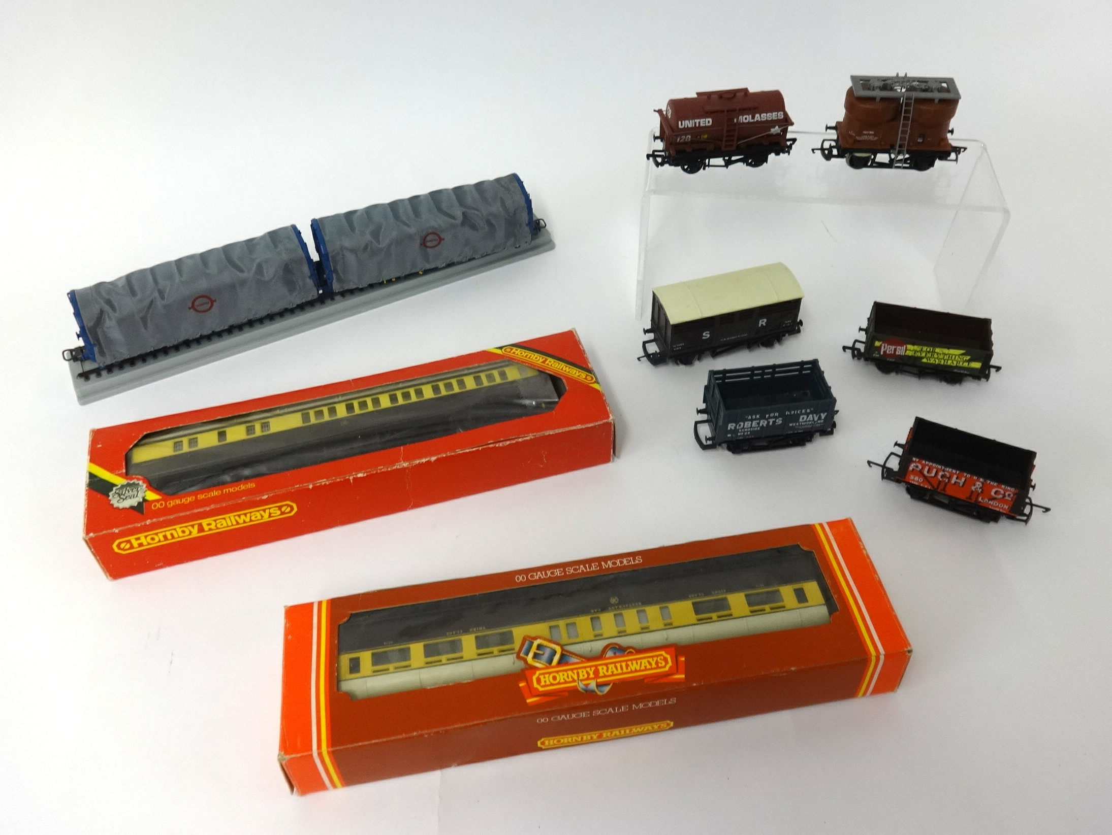 Various Hornby 00 gauge model railway, coaches and wagons, boxed, also locomotive Electrotren.