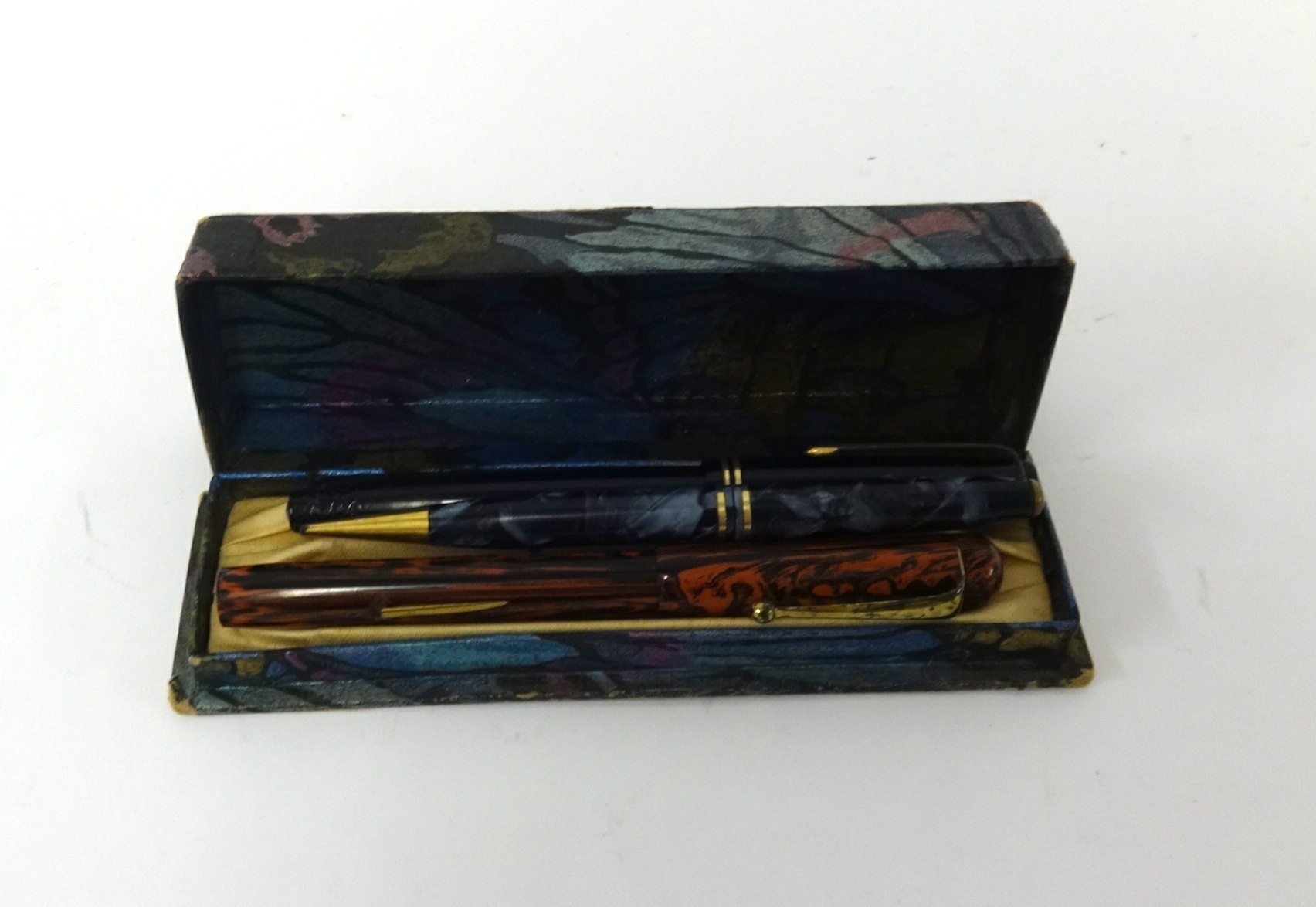 Parker 14k fountain pen, another 14ct fountain pen with mottled case, Osmiroid fountain pen,