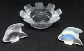 Lalique, fish, height 5cm and cendrier (ashtray) diameter 11cm.