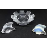 Lalique, fish, height 5cm and cendrier (ashtray) diameter 11cm.