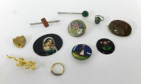 Various brooches and costume jewellery.