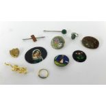 Various brooches and costume jewellery.