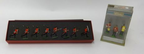 W.Britain, a set of lead soldiers Durham Light Infantry, boxed together with some various loose