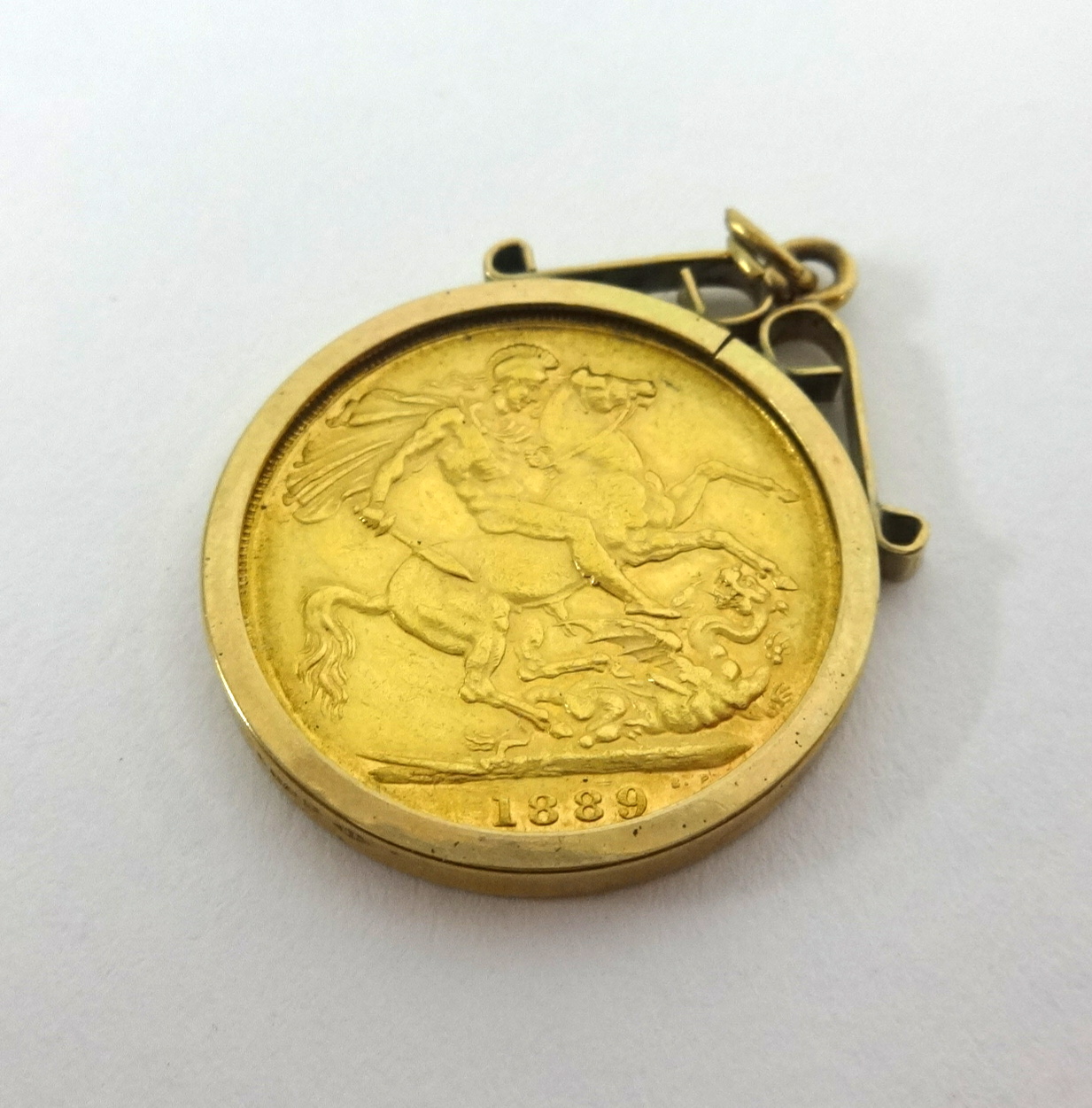 A Victoria 1889 sovereign mounted as a pendant. - Image 2 of 2