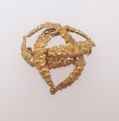 A 18ct yellow gold stylish brooch, approx 12.4gms.