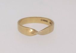 An 18ct wedding ring of contemporary form, approx 3.3gms, size N.
