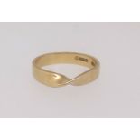 An 18ct wedding ring of contemporary form, approx 3.3gms, size N.