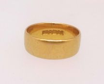 A 22ct gold wedding band, approx 9.4gms.