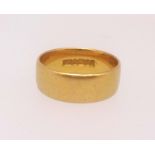A 22ct gold wedding band, approx 9.4gms.