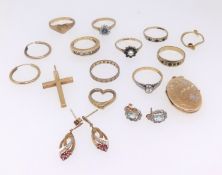 Eight 9ct gold various dress rings and some jewellery, total weight approx 30.80gms.