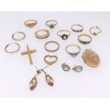 Eight 9ct gold various dress rings and some jewellery, total weight approx 30.80gms.