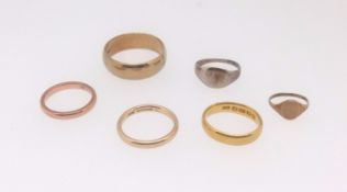 A 22ct wedding band 5.2gms, four 9ct band rings (13gms) and a silver ring (6).