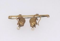 A 9ct bar brooch with attachment of two mice with pearls.
