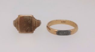 An 18ct gold wedding band approx. 5gms together with a 9ct gold signet ring approx. 4gms (2)