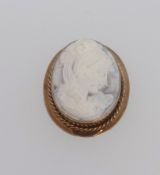 A 9ct late 20th Century shell cameo brooch, length 33mm.