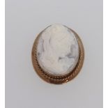 A 9ct late 20th Century shell cameo brooch, length 33mm.