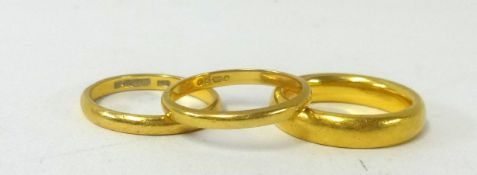 Three 22ct gold wedding bands, approx 15gms.