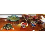 SEVEN PIECES OF DECORATIVE COLOURED GLASSWARE INCLUDING MURANO SHAPED BOWL